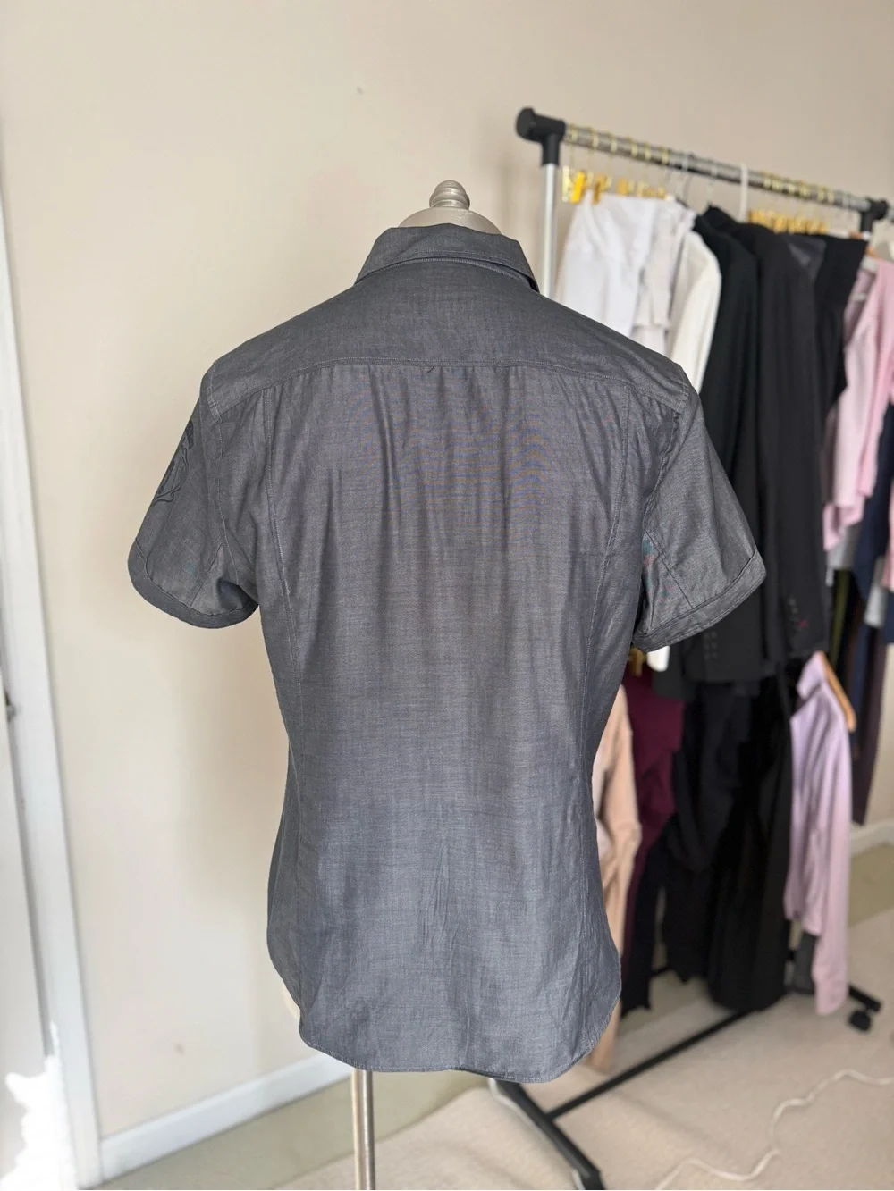 Gucci Men's Short-Sleeve Button-Down Shirt in Dark Gray